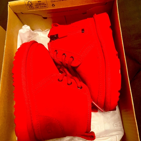 Toddler UGGs, a size 7 - Picture 1 of 3